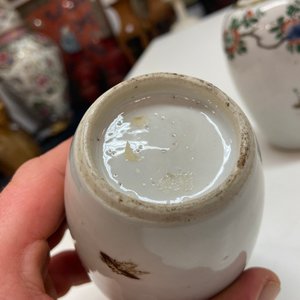 Een paar Chinese famille verte vaasjes met vogels bij bloesemtakken, Kangxi — foto 18