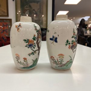 Een paar Chinese famille verte vaasjes met vogels bij bloesemtakken, Kangxi — foto 9