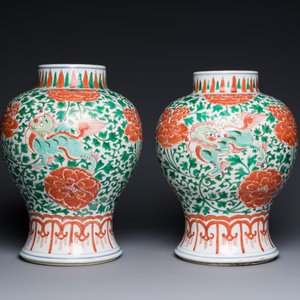 Een paar Chinese famille verte vazen met boeddhistische leeuwen en vergulde bronzen monturen, Kangxi — foto 5