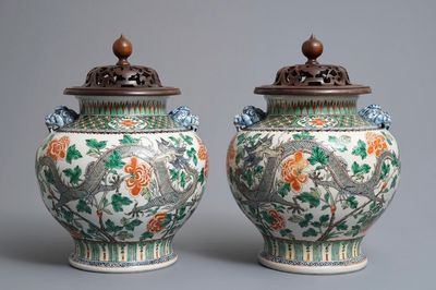 Een paar Chinese famille verte vazen met draken, 19/20e eeuw