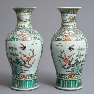 Een paar Chinese famille verte vazen met fazanten omgeven door bloemen, 19/20e eeuw — foto 3