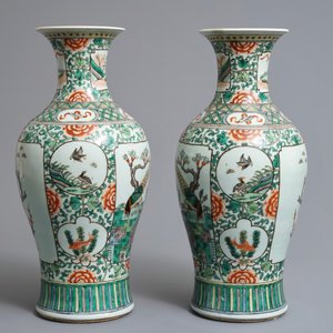 Een paar Chinese famille verte vazen met fazanten omgeven door bloemen, 19/20e eeuw — foto 4