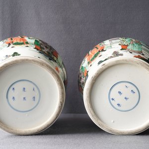 Een paar Chinese famille verte vazen met figuren op een terras, Kangxi merk, 19e eeuw — foto 13