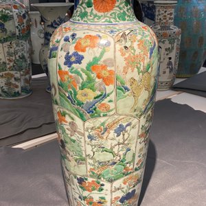 Een paar Chinese famille verte vazen met mythische dieren, Kangxi — foto 19