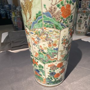 Een paar Chinese famille verte vazen met mythische dieren, Kangxi — foto 39