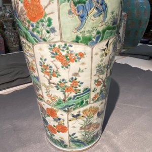 Een paar Chinese famille verte vazen met mythische dieren, Kangxi — foto 41