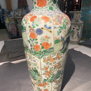 Een paar Chinese famille verte vazen met mythische dieren, Kangxi — foto 44