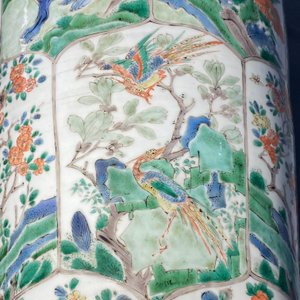 Een paar Chinese famille verte vazen met mythische dieren, Kangxi — foto 55