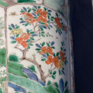 Een paar Chinese famille verte vazen met mythische dieren, Kangxi — foto 56