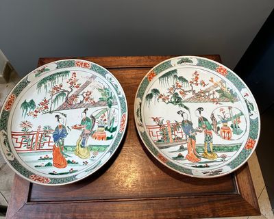 Een paar Chinese famille verte 'Xi Xiang Ji' schotels, Kangxi — foto 1