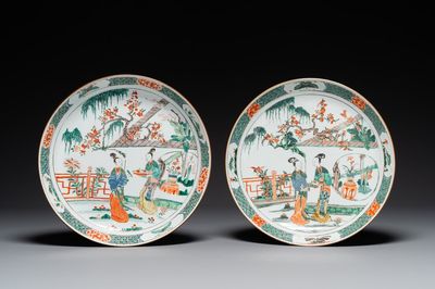 Een paar Chinese famille verte 'Xi Xiang Ji' schotels, Kangxi