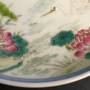 Een paar Chinese famillle rose schotels met kraanvogels, Daoguang merk en periode — foto 6