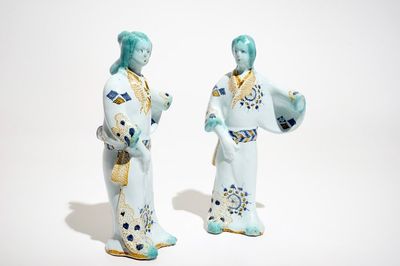 Een paar Chinese figuren in Franse faïence, Strasbourg, 18e eeuw