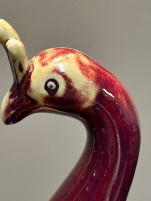 Een paar Chinese flambé geglazuurde modellen van pauwen op houten sokkels, 19e eeuw — foto 12