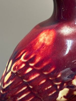 Een paar Chinese flambé geglazuurde modellen van pauwen op houten sokkels, 19e eeuw — foto 5