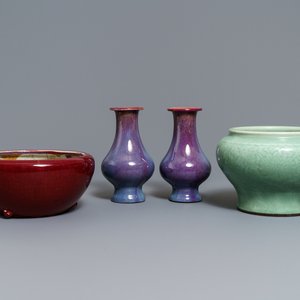 Een paar Chinese flambé vazen, een celadon jardinière en een sang-de-boeuf wierookbrander, 19/20e eeuw — foto 1