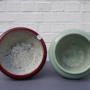 Een paar Chinese flambé vazen, een celadon jardinière en een sang-de-boeuf wierookbrander, 19/20e eeuw — foto 18