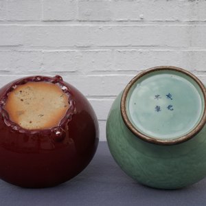 Een paar Chinese flambé vazen, een celadon jardinière en een sang-de-boeuf wierookbrander, 19/20e eeuw — foto 19