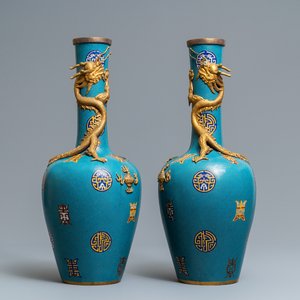 Een paar Chinese flesvormige cloisonné vazen met draken, 19e eeuw — foto 1