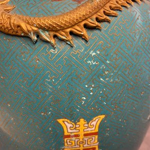Een paar Chinese flesvormige cloisonné vazen met draken, 19e eeuw — foto 18