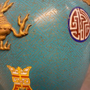 Een paar Chinese flesvormige cloisonné vazen met draken, 19e eeuw — foto 30
