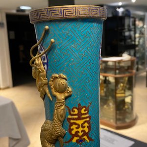 Een paar Chinese flesvormige cloisonné vazen met draken, 19e eeuw — foto 32