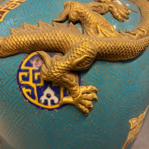 Een paar Chinese flesvormige cloisonné vazen met draken, 19e eeuw — foto 38