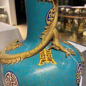 Een paar Chinese flesvormige cloisonné vazen met draken, 19e eeuw — foto 46
