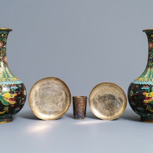 Een paar Chinese flesvormige cloisonné vazen, twee zilveren schoteltjes en een beker, 19/20e eeuw — foto 1