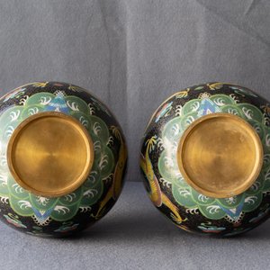 Een paar Chinese flesvormige cloisonné vazen, twee zilveren schoteltjes en een beker, 19/20e eeuw — foto 12