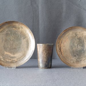 Een paar Chinese flesvormige cloisonné vazen, twee zilveren schoteltjes en een beker, 19/20e eeuw — foto 13