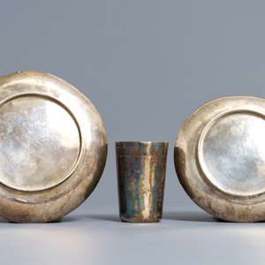 Een paar Chinese flesvormige cloisonné vazen, twee zilveren schoteltjes en een beker, 19/20e eeuw — foto 3