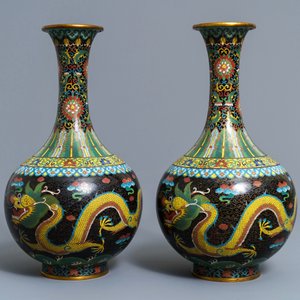 Een paar Chinese flesvormige cloisonné vazen, twee zilveren schoteltjes en een beker, 19/20e eeuw — foto 7