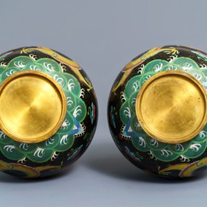 Een paar Chinese flesvormige cloisonné vazen, twee zilveren schoteltjes en een beker, 19/20e eeuw — foto 8