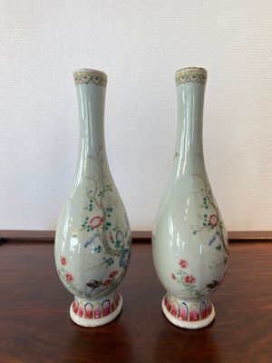 Een paar Chinese flesvormige famille rose vazen, Jiaqing — foto 4