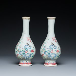 Een paar Chinese flesvormige famille rose vazen, Jiaqing — foto 2