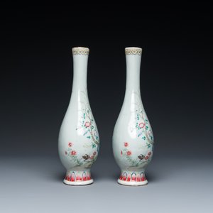 Een paar Chinese flesvormige famille rose vazen, Jiaqing — foto 5