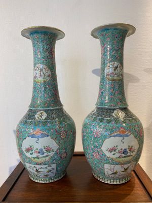 Een paar Chinese flesvormige famille rose vazen met turquoise fondkleur, 19e eeuw — foto 1