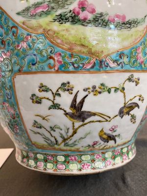Een paar Chinese flesvormige famille rose vazen met turquoise fondkleur, 19e eeuw — foto 14