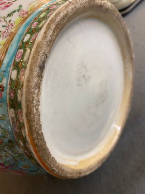 Een paar Chinese flesvormige famille rose vazen met turquoise fondkleur, 19e eeuw — foto 19