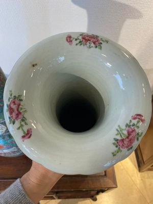 Een paar Chinese flesvormige famille rose vazen met turquoise fondkleur, 19e eeuw — foto 5
