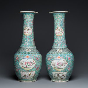Een paar Chinese flesvormige famille rose vazen met turquoise fondkleur, 19e eeuw — foto 1