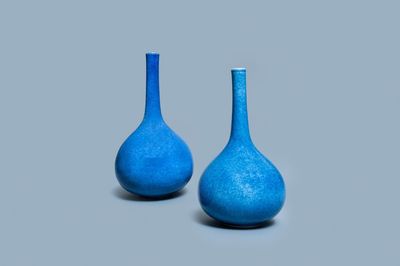 Een paar Chinese flesvormige monochrome poederblauwe vazen, Kangxi