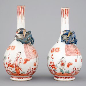 Een paar Chinese flesvormige vaasjes met Nederlandse beschildering, Kangxi, ca. 1700 — foto 1