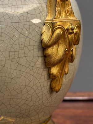 Een paar Chinese ge-type vazen met vergulde bronzen monturen, 19e eeuw — foto 7
