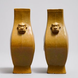 Een paar Chinese geel geglazuurde biscuit vazen, Wang Bing Rong Zuo merk, 19e eeuw — foto 4