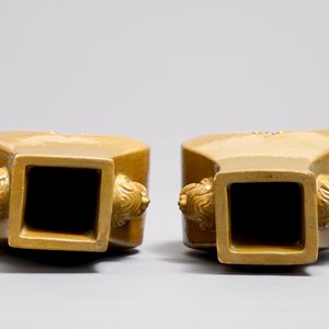Een paar Chinese geel geglazuurde biscuit vazen, Wang Bing Rong Zuo merk, 19e eeuw — foto 6