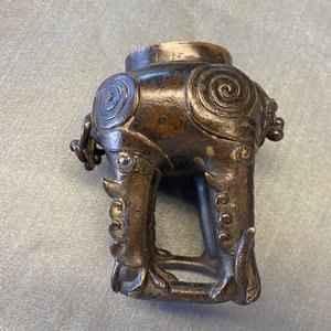 Een paar Chinese gelakte en deels vergulde bronzen wierookbranders in de vorm van luduans, Ming — foto 16