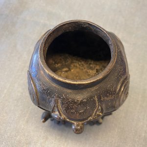 Een paar Chinese gelakte en deels vergulde bronzen wierookbranders in de vorm van luduans, Ming — foto 20