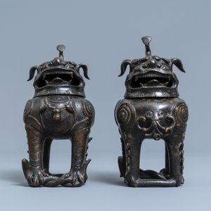 Een paar Chinese gelakte en deels vergulde bronzen wierookbranders in de vorm van luduans, Ming — foto 2